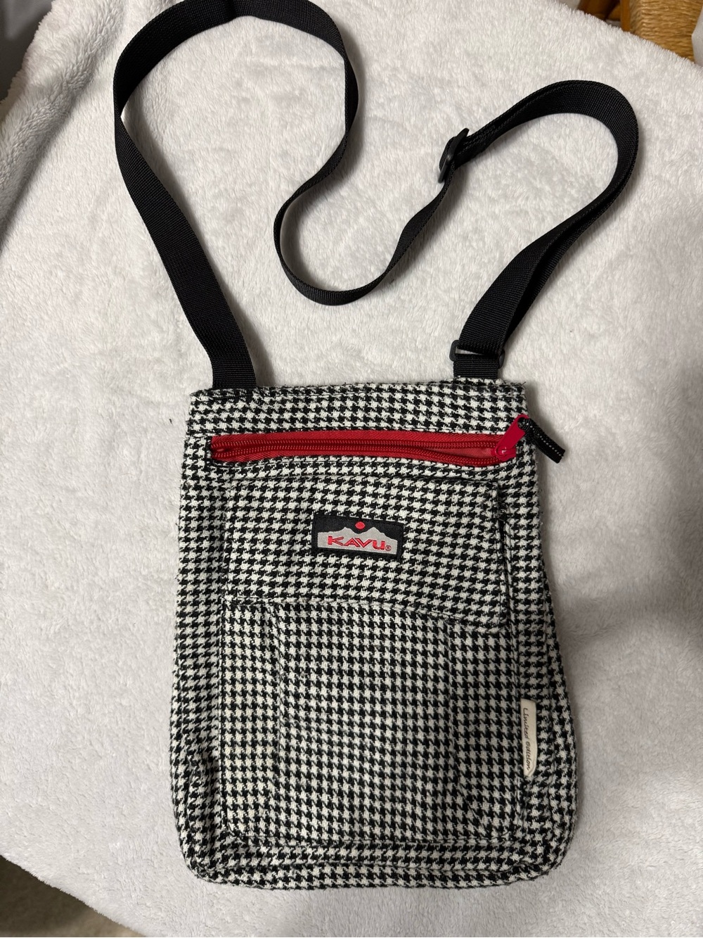 Kavu Black & White Houndstooth Crossbody Bag with Red Zip